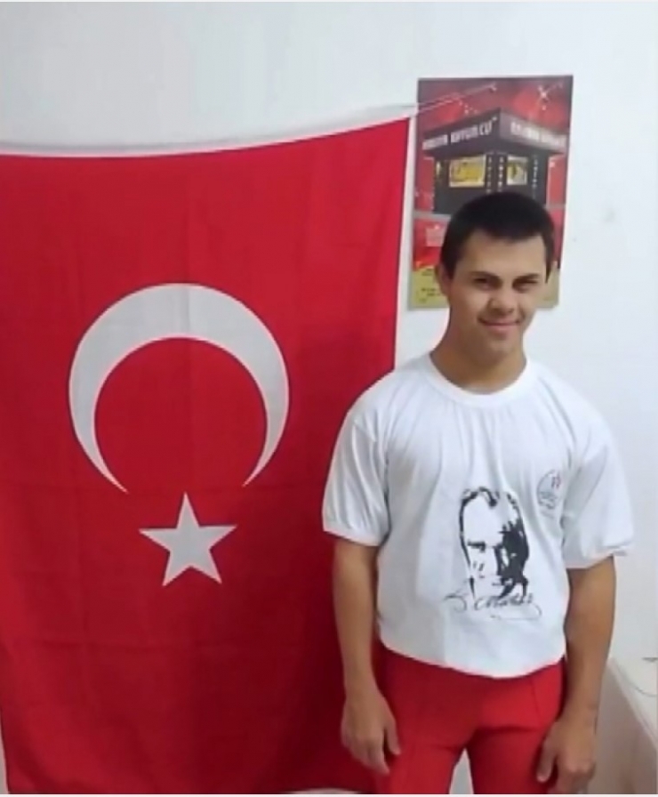 74 Yaşındaki Kadın, 65 Yıl Önce Okuduğu Şiiri Yeniden Seslendirdi