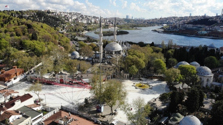 Sokağa Çıkma Kısıtlamasıyla Eyüpsultan Meydanı Boş Kaldı