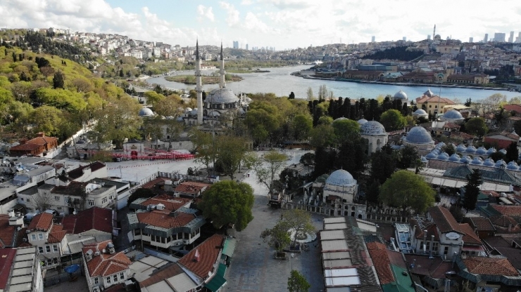 Sokağa Çıkma Kısıtlamasıyla Eyüpsultan Meydanı Boş Kaldı