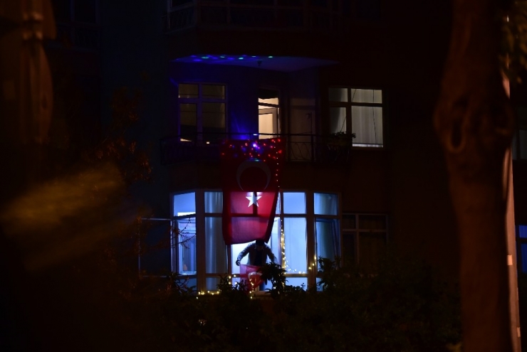 İstanbullular Balkonlara Ve Pencerelere Çıkarak 23 Nisan’ı Kutladı