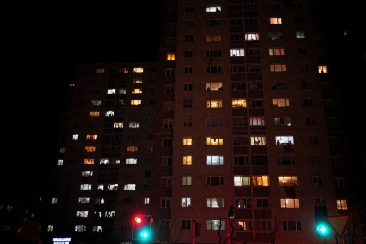 İstanbullular Balkonlara Ve Pencerelere Çıkarak 23 Nisan’ı Kutladı