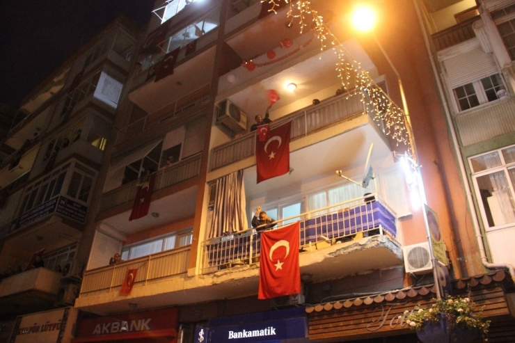 İzmirliler İstiklal Marşı’nı Hep Bir Ağızdan Balkonlarda Okudu