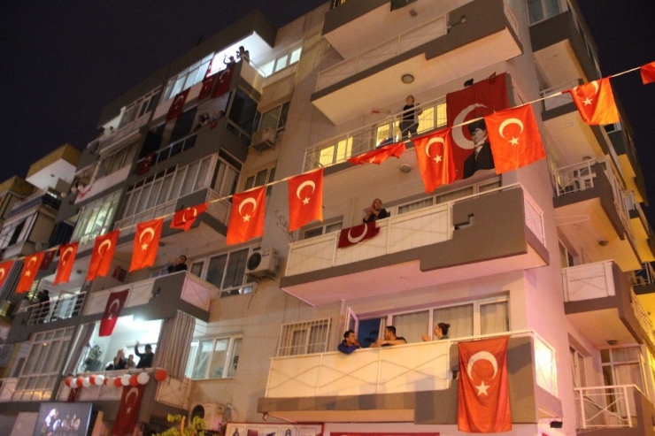 İzmirliler İstiklal Marşı’nı Hep Bir Ağızdan Balkonlarda Okudu