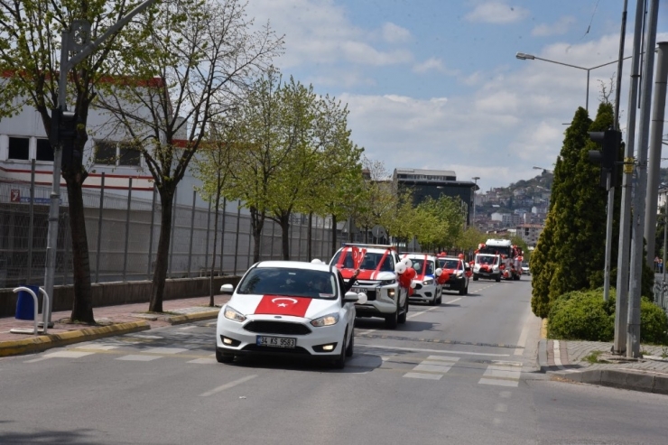 23 Nisan Tırıyla Bayram Coşkusunu İzmit Sokaklarına Taşıdı