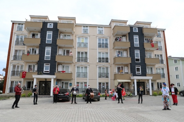 İzmitli Çocuklara 23 Nisan Coşkusu Bando Takımı İle Yaşatıldı