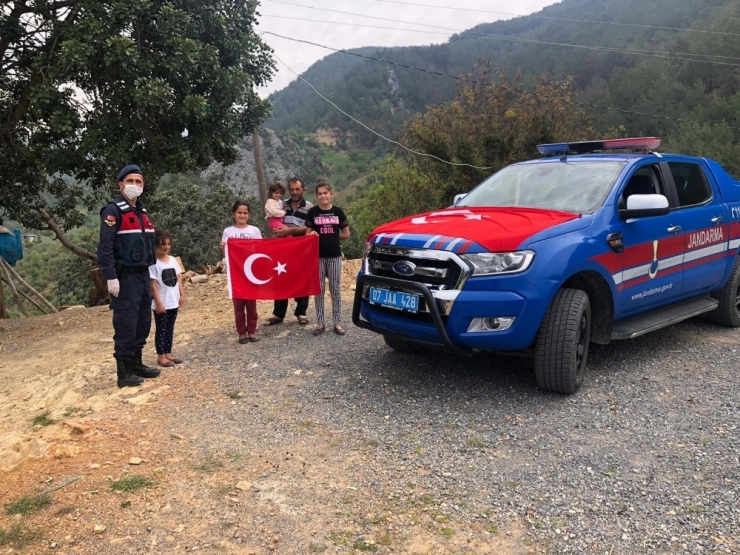 Jandarma Doğum Günü Çocuklarına Sürpriz Yaptı