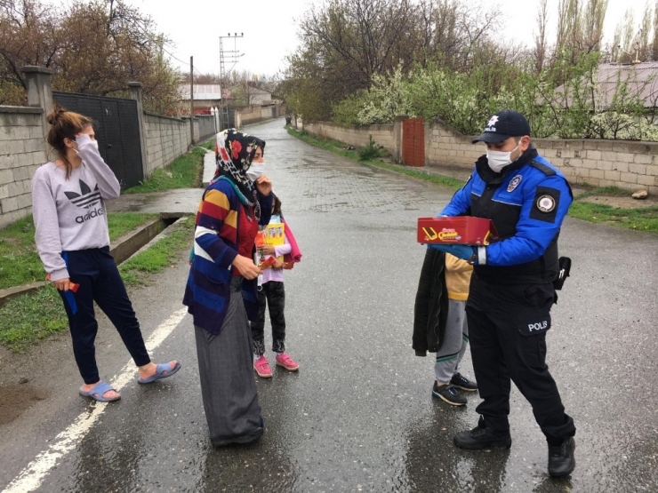 Polis Amcalarından Çocuklara 23 Nisan Hediyesi