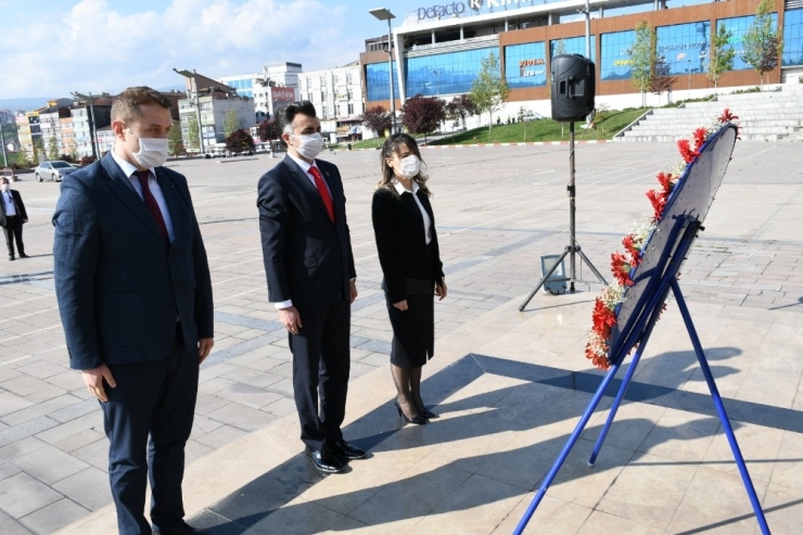 23 Nisan Kutlamaları Kapsamında Çelenk Sunumu Yapıldı