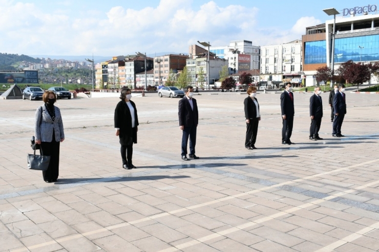 23 Nisan Kutlamaları Kapsamında Çelenk Sunumu Yapıldı