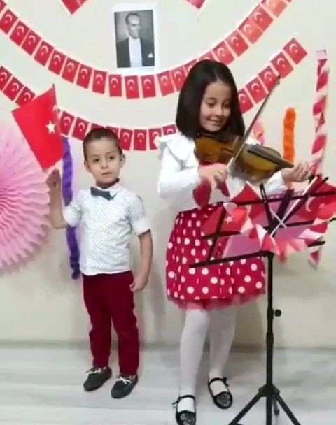 Evde Kalan Çocukların 23 Nisan Gösterileri Beğeni Topladı