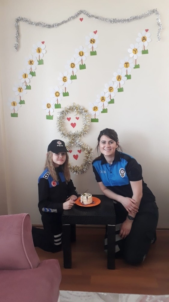 Polislerden 23 Nisan Doğum Günü Sürprizi