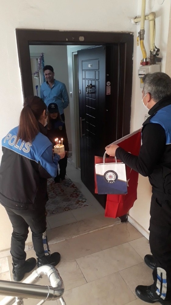 Polislerden 23 Nisan Doğum Günü Sürprizi