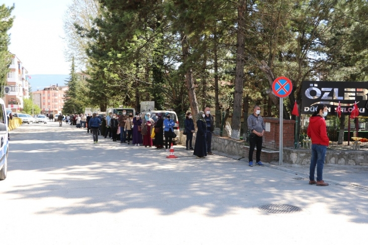 Halk Pazarında "Korona" Kuyruğu