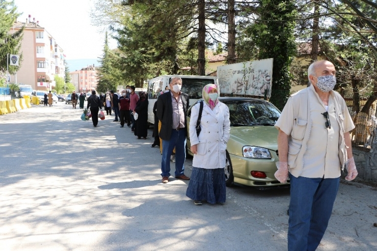 Halk Pazarında "Korona" Kuyruğu