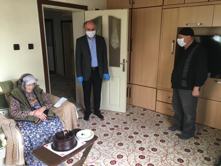 Vali Meral, 100 Yaşındaki Zöhre Nineyi Ziyaret Etti