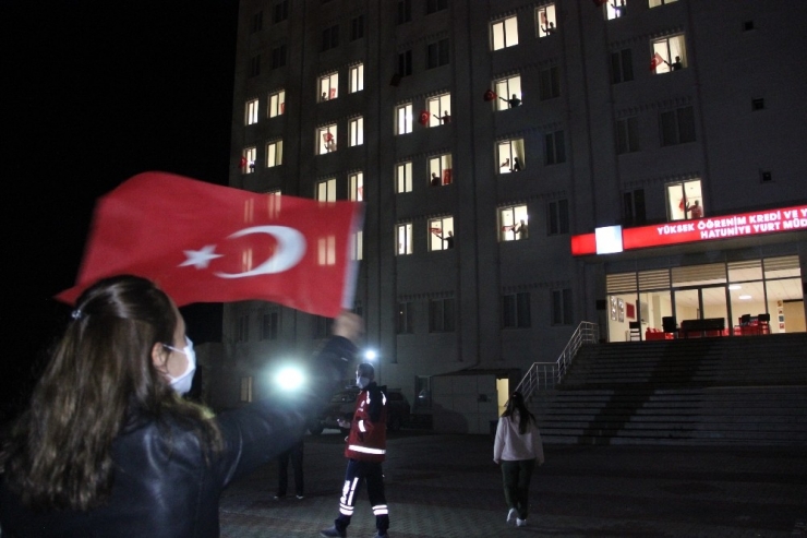 Karaman’da Karantinadaki 154 Kişi Yurdun Pencerelerinden İstiklal Marşı Okudu