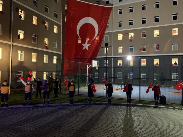 Karantinadaki 75 Kişi Yurdun Pencerelerinden İstiklal Marşı’nı Okudu