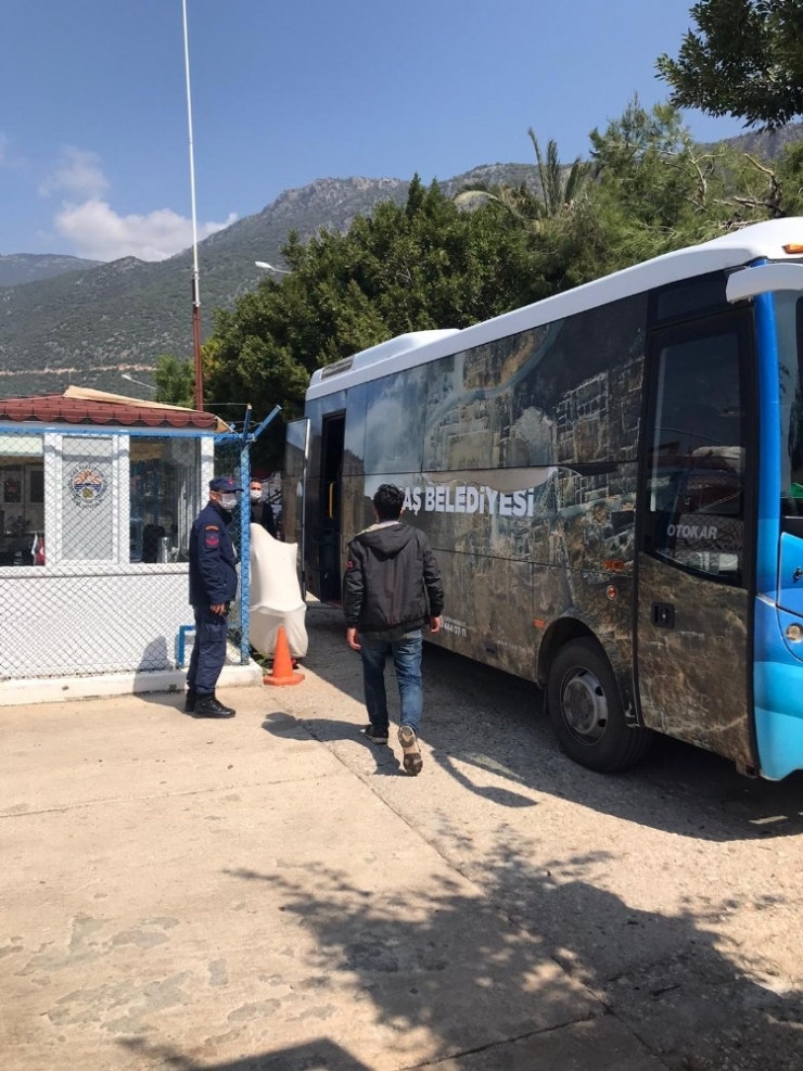 Sahil Güvenlik, Adada Mahsur Kalan 9 Afgan’ı Kurtardı