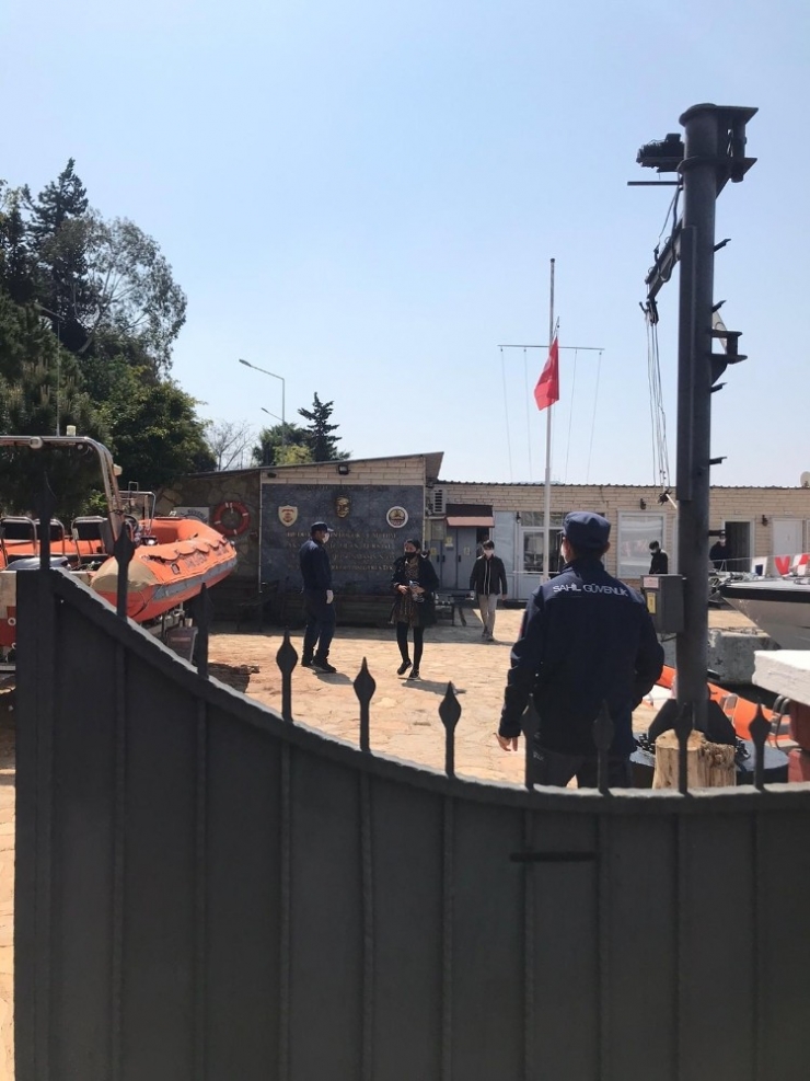 Sahil Güvenlik, Adada Mahsur Kalan 9 Afgan’ı Kurtardı