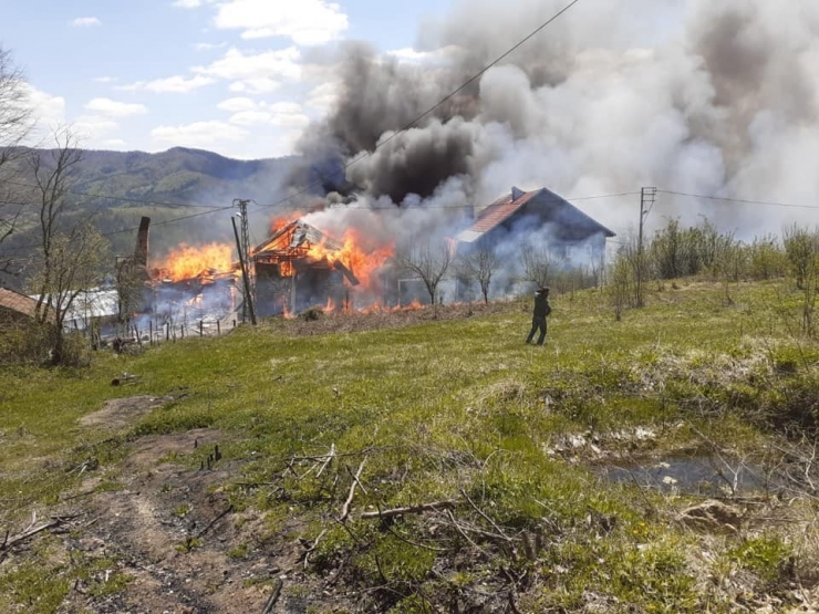 Kastamonu’da Çıkan Yangında Üç Ev Kullanılamaz Hale Geldi