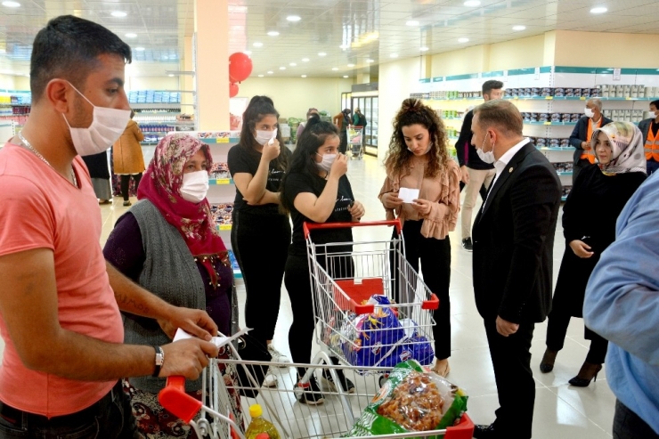 Kaymakam Mutlu İhtiyaç Sahibi Ailelerin Yüzünü Güldürüyor
