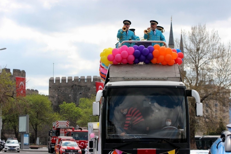 Kayseri’de 23 Nisan Üstü Açık Otobüsle Mehter Takımı Eşliğinde Kutlandı