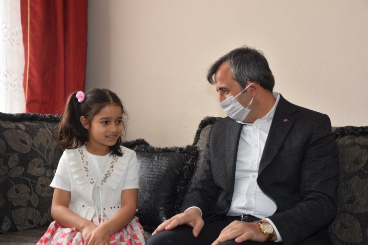 Kırıkkale Valisinden 23 Nisan’da Doğan Çocuğa Doğum Günü Sürprizi