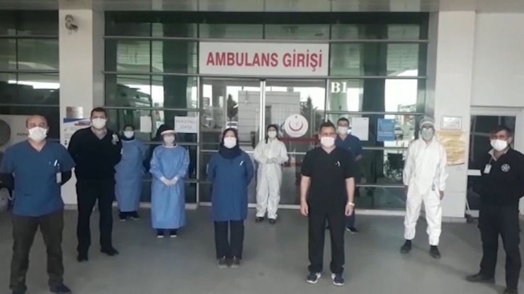 Sağlık Ve Polis Ekipleri Çocukları Unutmadı