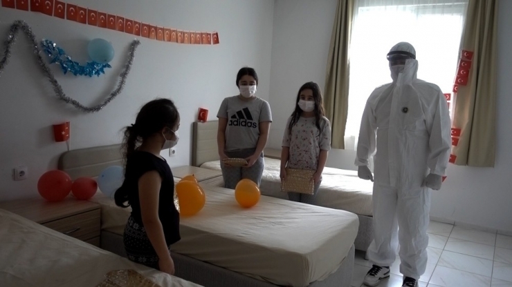 Çocuklar Bayramlarını Karantinada Kutladı