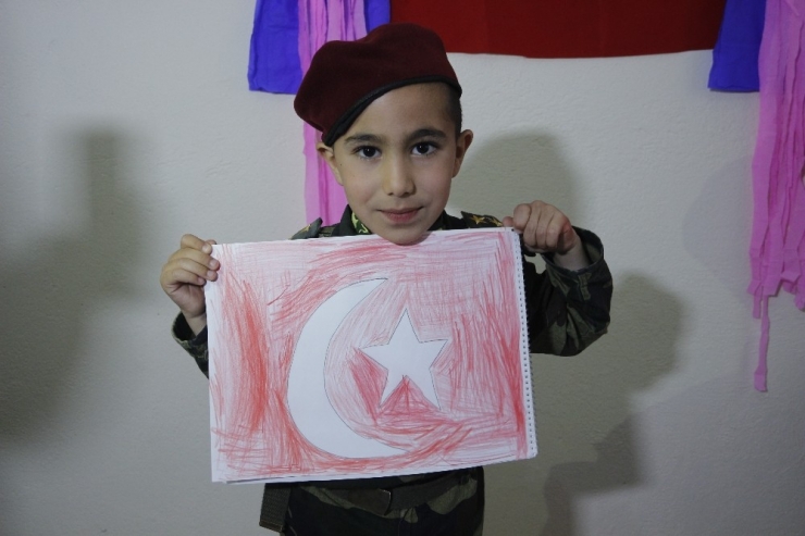 Minik Ahmet’in ’Bayrak’ Sevgisi