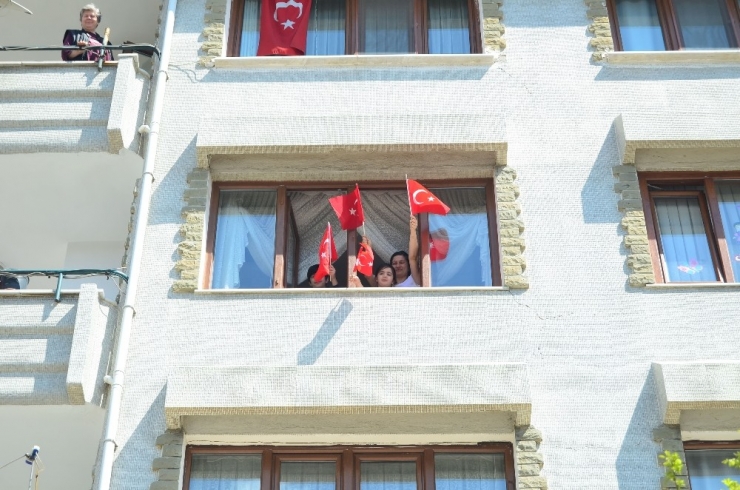 Lüleburgaz’da 23 Nisan Balkonlardan Kutlandı
