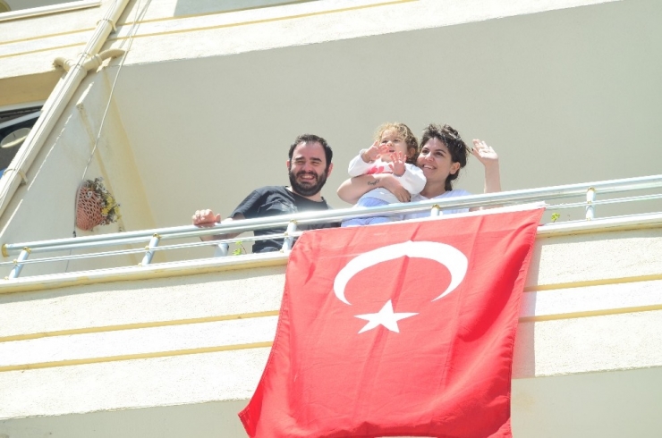 Lüleburgaz’da 23 Nisan Balkonlardan Kutlandı