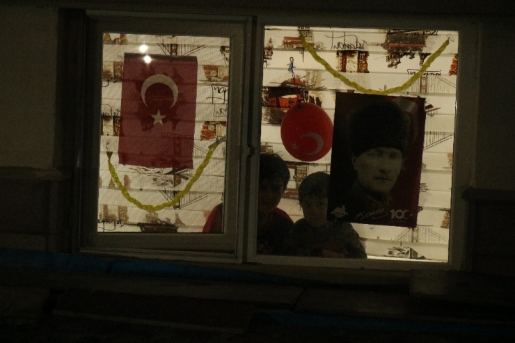 Kırşehir’de Karantinadan Çıkan Binada 23 Nisan Coşkusu