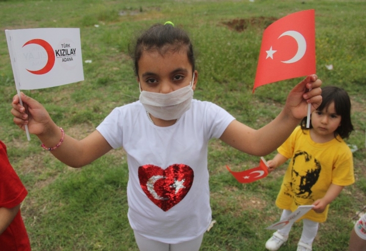 Kızılay’dan 100 Çocuğa Çiçek Ve Oyuncak
