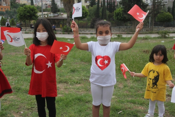 Kızılay’dan 100 Çocuğa Çiçek Ve Oyuncak