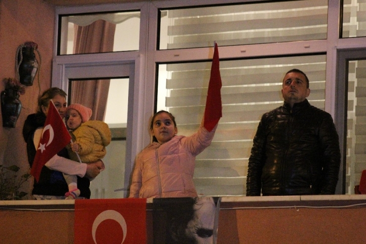 Binlerce Vatandaş Evlerinin Balkon Ve Pencerelerinden İstiklal Marşı Okudu