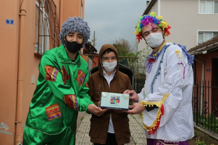 Sağlık Çalışanlarının Çocuklarına 23 Nisan’da Pasta Sürprizi