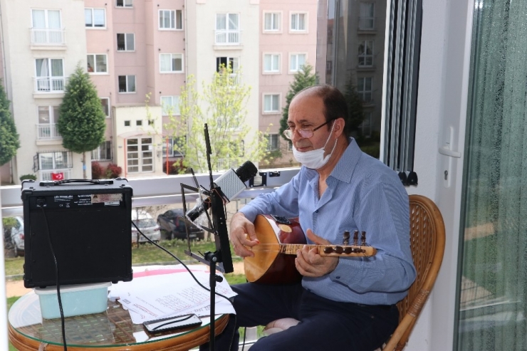 Balkondan Saz Çalarak Dışarıya Çıkamayan Komşularına Moral Veriyor