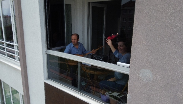 Balkondan Saz Çalarak Dışarıya Çıkamayan Komşularına Moral Veriyor