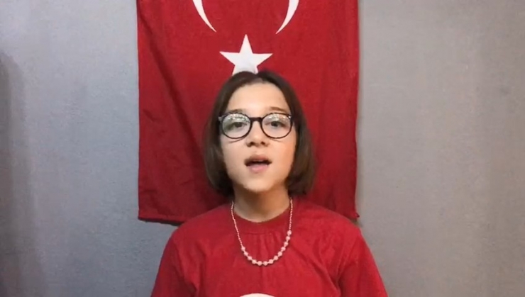 Okula Gidemeyen Özel Çocuklar 23 Nisan’ı Evlerinde Şarkı Söyleyerek Kutladı