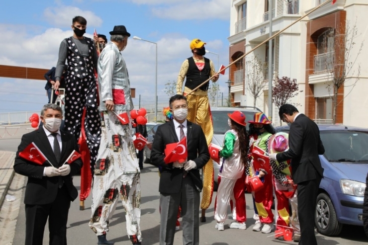 Tahta Bacaklılardan, 23 Nisan Çocuklarına Pencerelerden Türk Bayrağı