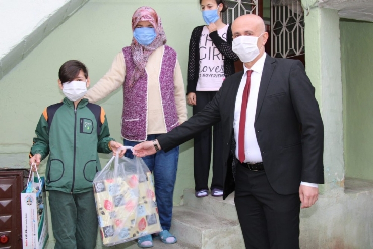 Başkan Kaplan Ve Milli Eğitim Müdürü Arıkoğlu’ndan Sevindiren 23 Nisan Ziyareti