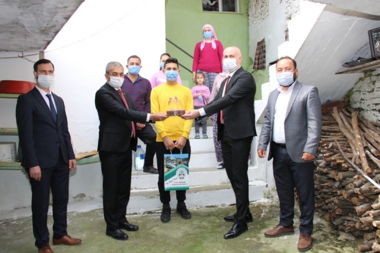 Başkan Kaplan Ve Arıkoğlu’ndan 23 Nisan’da Doğum Günü Sürprizi