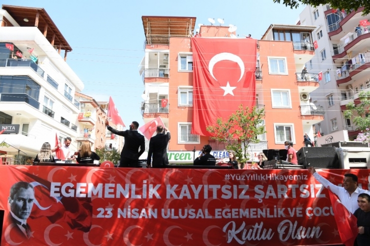 Konyaaltı 23 Nisan Coşkusunu Balkonlarda Yaşadı
