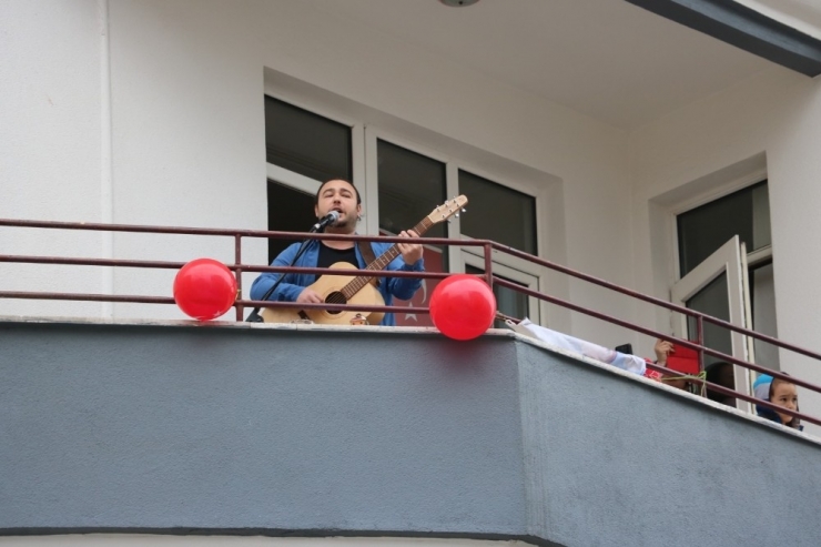 Müzik Öğretmeninden 23 Nisan’da Gitarlı Balkon Konseri