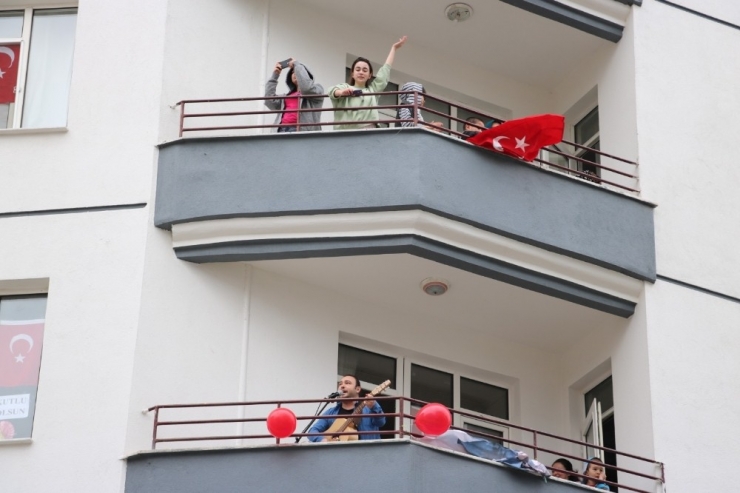 Müzik Öğretmeninden 23 Nisan’da Gitarlı Balkon Konseri