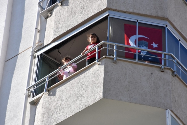 Korona Nedeniyle Ailesinden Uzak Kalan Çocuklar Bayramı Balkonlardan Kutladı