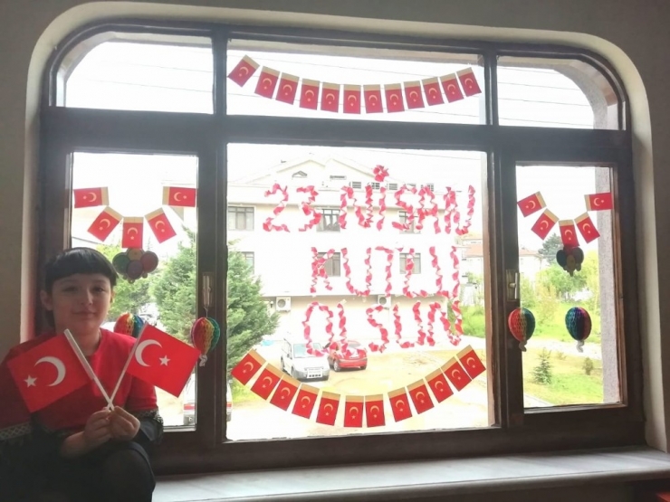 Evde 23 Nisan Coşkusu