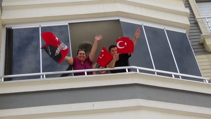 23 Nisan Coşkusu, Sokağa Çıkma Kısıtlamasına Rağmen Balkonlarda Yaşandı