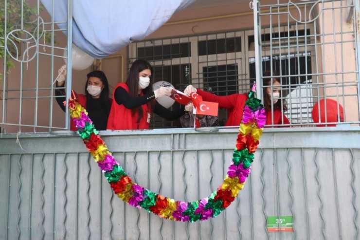 Kızılay’dan Evden Çıkamayan Çocuklara 23 Nisan Sürprizi